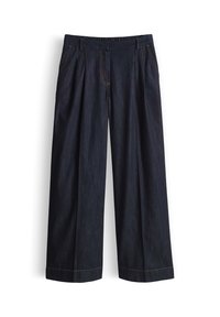 Pantalon en denim bleu foncé à jambes larges, avec plis devant, poches latérales, passants de ceinture et surpiqûres contrastées le long des coutures et des ourlets.