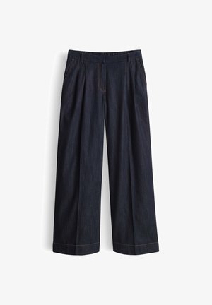 Pantaloni in denim blu scuro a gamba larga con pieghe frontali, tasche laterali, passanti per cintura e cuciture a contrasto lungo cuciture e orli.
