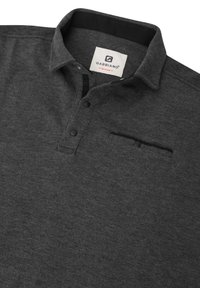 Dunkelgraues Poloshirt mit Kragen, drei schwarzen Knöpfen und einer Brusttasche mit einem kontrastierenden horizontalen Akzent.