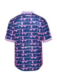 Camiseta de manga curta, com colarinho, em rosa e azul marinho, apresentando um padrão geométrico repetitivo e o texto "INTERNATIONALS". Tecido sintético suave.