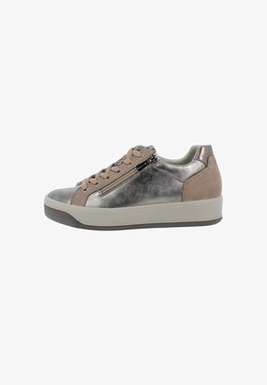 Sneaker con lacci in pelle metallica grigia e dettagli in suede taupe, punta rotonda, suola in gomma texturizzata e chiusura con zip laterale.