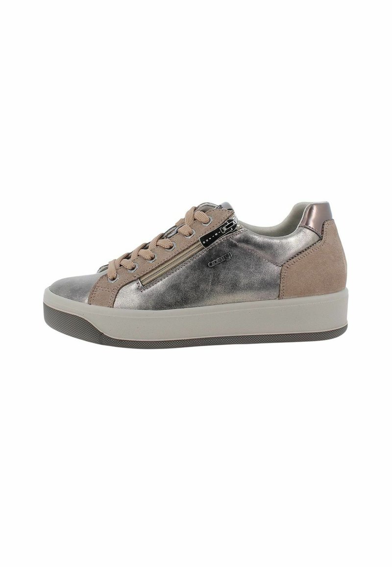 Sneaker con lacci in pelle metallica grigia e dettagli in suede taupe, punta rotonda, suola in gomma texturizzata e chiusura con zip laterale.