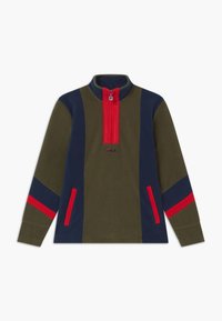 Felpa a maniche lunghe in pile di colore verde oliva, blu navy e rosso. Caratterizzata da un colletto alto, zip centrale e due tasche frontali.