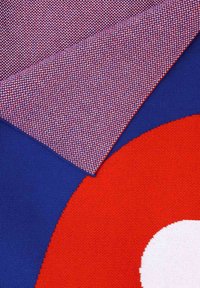 Próbki tkanin w kolorze fioletowym, czerwonym i niebieskim, z fakturowanym wzorem, gładkim wykończeniem oraz wyraźnym czerwonym okręgiem z białą kropką.