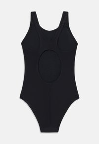 Maillot de bain noir une pièce avec des bretelles larges, un dos nu et une découpe en trou de serrure. Fabriqué en tissu lisse et extensible, il présente une coupe ajustée.
