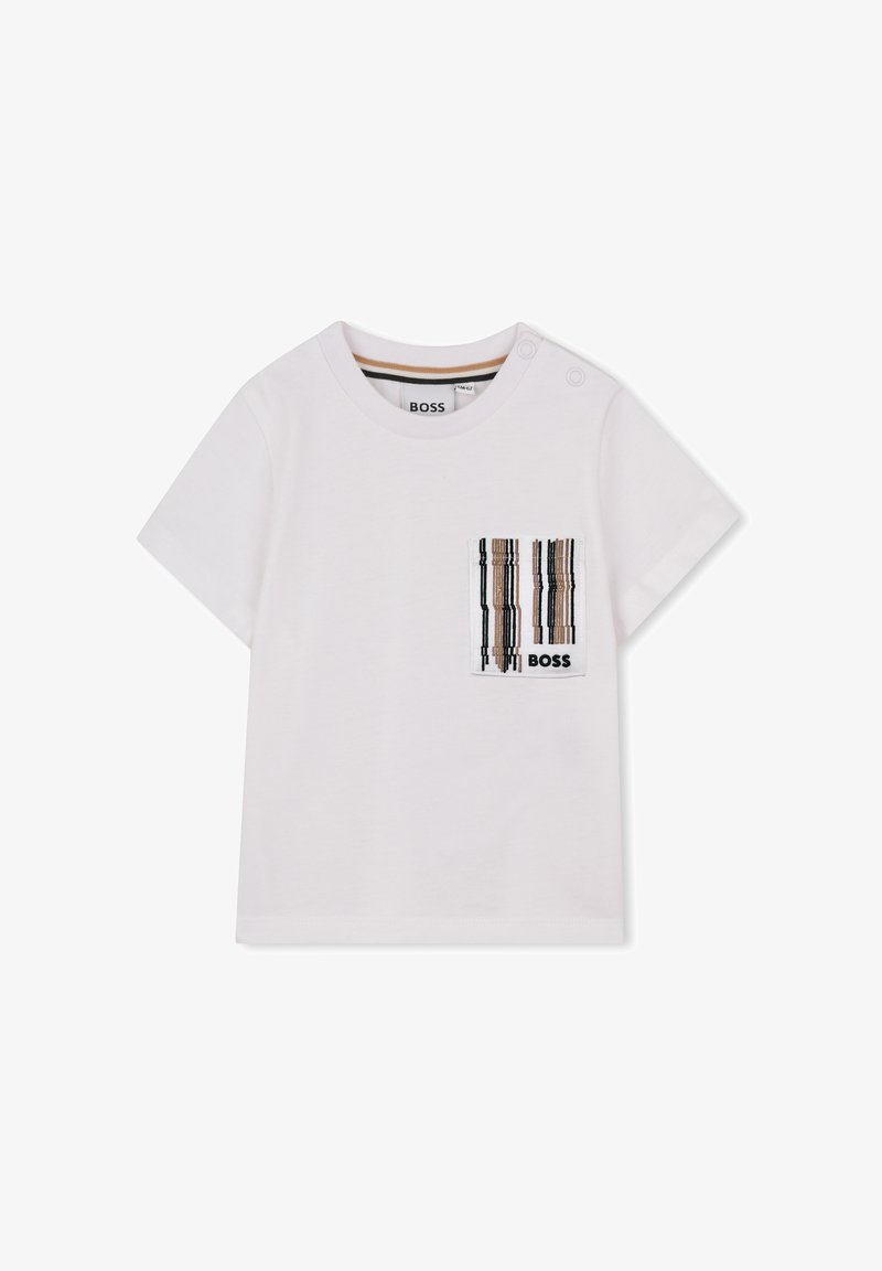 T-shirt blanc à manches courtes pour tout-petit, avec col rond, deux boutons à l'épaule et une poche patch rayée sur la poitrine portant l'étiquette "BOSS".