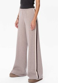 Brede, lichtgrijze broek met een geribde tailleband. Voorzien van een crèmekleurige zijstreep en een donkerburgenkleurig accent. Gemaakt van een gladde stof.