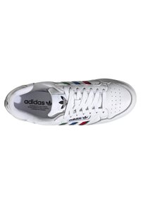 Fehér bőr sportcipő, hálós nyelvvel, piros, kék és zöld vízszintes csíkokkal, valamint texturált talppal. Jelen van az Adidas logo.
