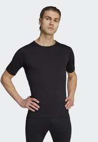 Svart kortärmad t-shirt i ett slätt tyg, med en klassisk rund halsringning och en slim fit-design.
