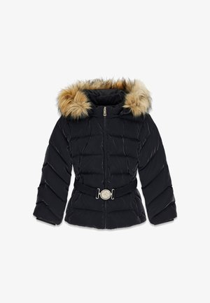 Giacca a vento nera con cappuccio foderato in pelliccia, dotata di chiusura con zip, design trapuntato e vita a cintura con un accento metallico circolare.