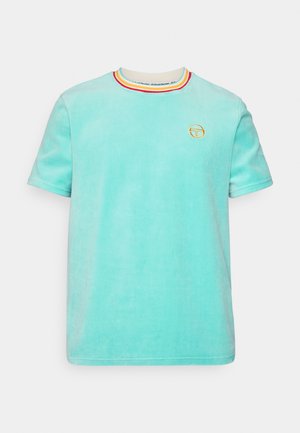 Τυρκουάζ κοντομάνικη μπλούζα με στρογγυλή λαιμόκοψη, διακοσμημένη με κόκκινες, κίτρινες και μπλε ρίγες, και μικρό κεντημένο λογότυπο στο μπροστινό μέρος.