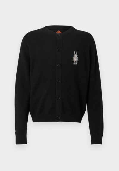 Cárdigan negro hecho de material suave, con cuello redondo, cierre de botones y un diseño de conejo bordado en el lado izquierdo del pecho.