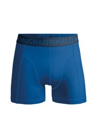 Moške bokserice v enotni modri tkanini z temno modrim elastičnim pasom, ki nosi blagovno znamko "MUCHACHOMALO" v ponovljenem vzorcu.