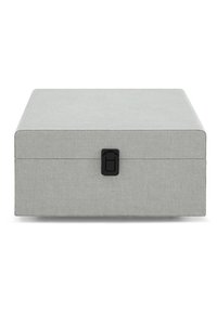 Graue Stoff-Aufbewahrungsbox mit glatter Textur, rechteckiger Form und einem schwarzen Verschluss auf der Vorderseite.