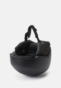 Černá helma s kulatým designem, která má texturovanou šedou vnitřní výstelku a nastavitelnými popruhy pro přizpůsobení. Otevřená vpředu pro snadné nasazení.