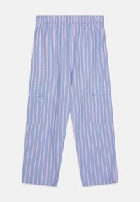 Lett, avslappet bukse i blå og rosa striper. Har elastisk midje og to sidelommer. Uformell design og tekstur.