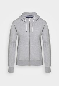 Grijze zip-up hoodie gemaakt van zachte stof, met een capuchon met trekkoord, geribbelde manchetten en een subtiel logo op de borst. Over het geheel een gladde textuur.