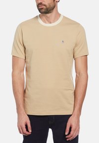 Beige gestreept T-shirt met een ronde hals en een contrasterende crèmekleurige kraag. Heeft een klein blauw pinguïnlogo op de linkerkant van de borst.