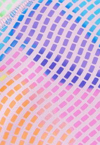 Stoff mit einem mehrfarbigen Muster zeigt sich mit überlappenden rechteckigen Formen in Pink, Lila, Blau und Grün auf einem hellen Hintergrund.