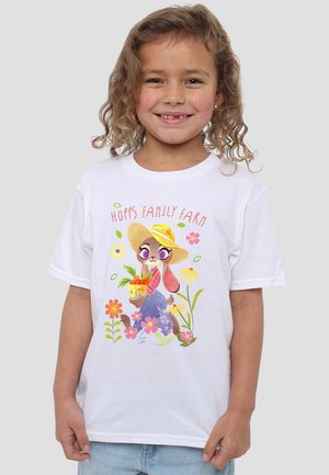 Weißes Baumwoll-T-Shirt mit einer farbenfrohen Illustration eines Kaninchens in einem Strohhut, das Karotten hält, umgeben von Blumen, mit dem Text "HOPPS FAMILY FARM".