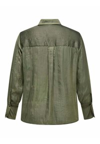 Blusa di satin verde oliva con dettaglio sulla schiena, texture morbida, maniche lunghe con bottoni ai polsini e colletto classico.
