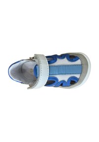 Sandal de color azul y gris con material de malla, suela blanca, correa ajustable y diseño con cortes para ventilación. Adecuado para ropa activa.