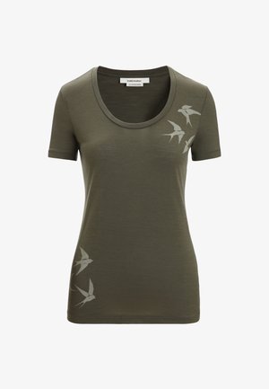 Oliven grøn kortærmet t-shirt med scoop halsudskæring og subtil fugletrykt i lys grå på venstre side, lavet af et blødt, struktureret stof.