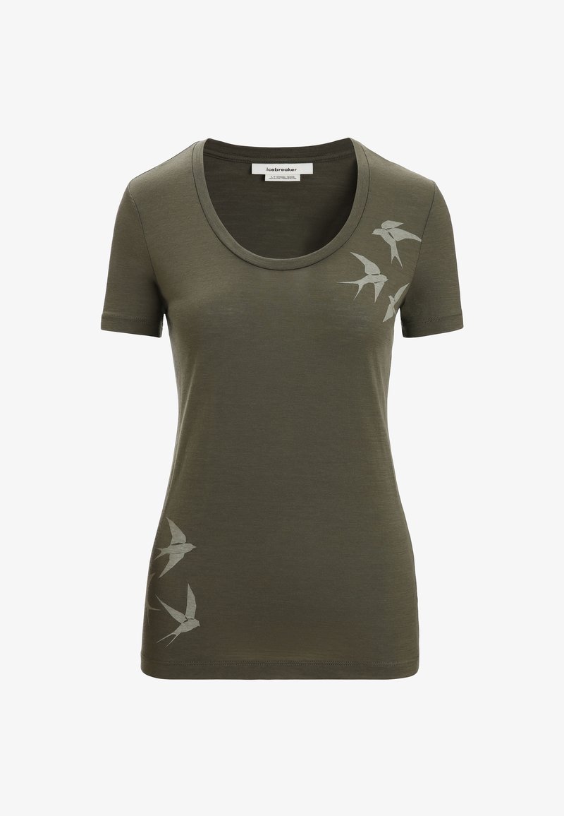 Camiseta de manga corta color verde oliva con escote redondo y un sutil estampado de pájaros en gris claro en el lado izquierdo, hecha de una tela suave y texturizada.