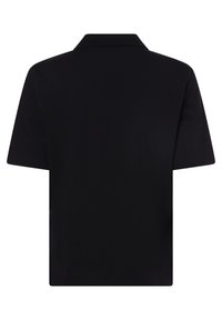 Schwarzes Polohemd mit kurzen Ärmeln, Kragen zum Umklappen und einer einfachen, glatten Textur. Keine sichtbaren Muster oder Hardwaredetails.