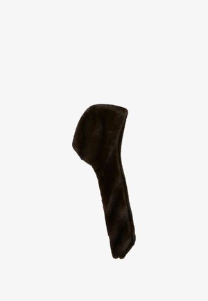 Chapeau en fausse fourrure marron avec un design allongé, doté d'un dessus rond et d'un rabat sur le côté pour couvrir les oreilles. Texture douce et couleur uniforme.