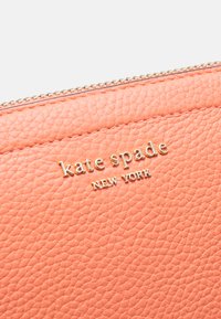 kate spade new york KNOTT PEBBLED SMALL CROSSBODY - Borsa a tracolla - melon ball