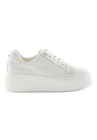 Baskets plateformes blanches en cuir texturé, avec des lacets plats, un bout rond et un design minimaliste. Présentent des accents dorés subtils sur les œillets.