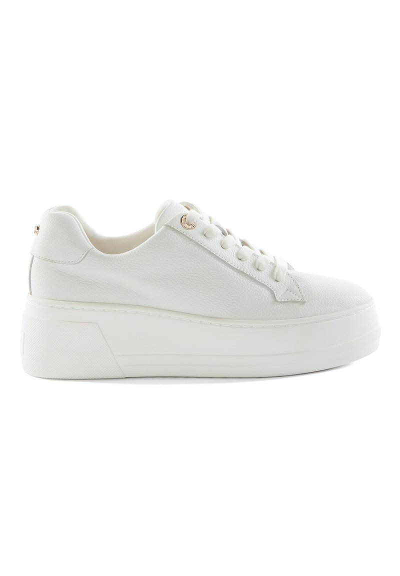 Baskets plateformes blanches en cuir texturé, avec des lacets plats, un bout rond et un design minimaliste. Présentent des accents dorés subtils sur les œillets.