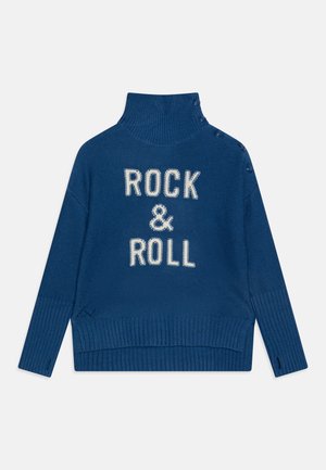 Maglione lavorato a maglia blu con collo alto, polsini e orlo a coste. La scritta "ROCK & ROLL" è in bianco, con dettagli a bottoni su una spalla.