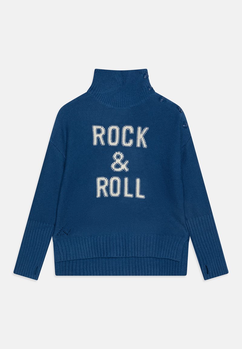 Maglione lavorato a maglia blu con collo alto, polsini e orlo a coste. La scritta "ROCK & ROLL" è in bianco, con dettagli a bottoni su una spalla.