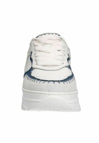 Weiße Sneaker mit blauen Nähdetails. Sie verfügen über ein Obermaterial aus glattem Leder, strukturierte Wildlederakzente, eine Gummisohle und runde Schnürsenkel.