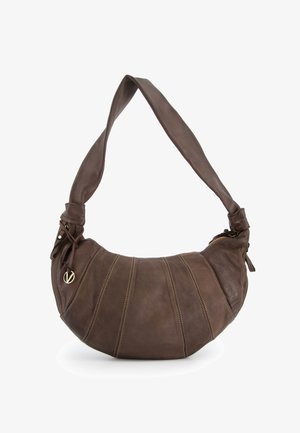 Bruine leren hobo tas met een gebogen vorm, decoratieve stiksels en een brede schouderband. Heeft een ritsluiting en een gouden logo accent.
