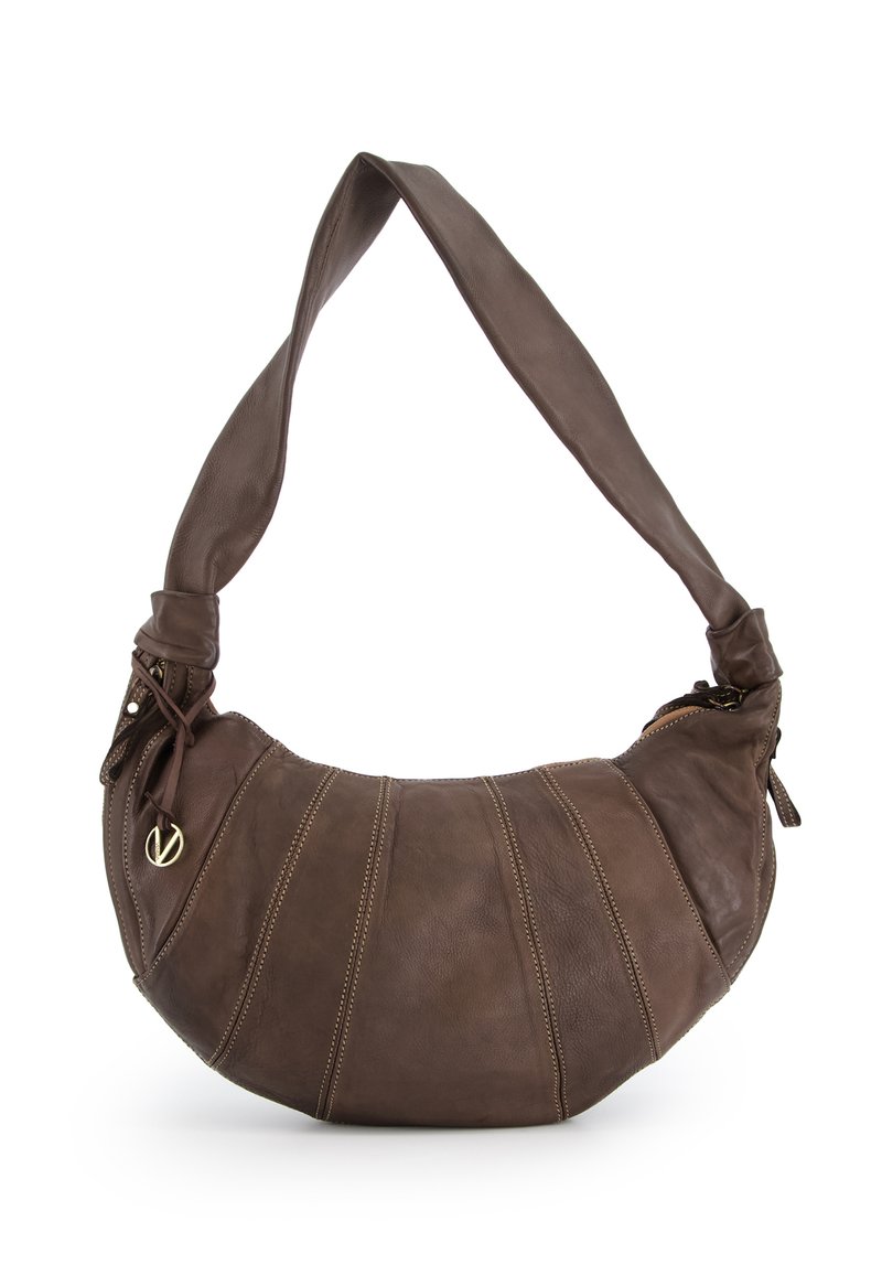 Brun læder hobo taske med en buet form, dekorativ syning og en bred rem. Har lynlås lukning og guld-tonet logo accent.