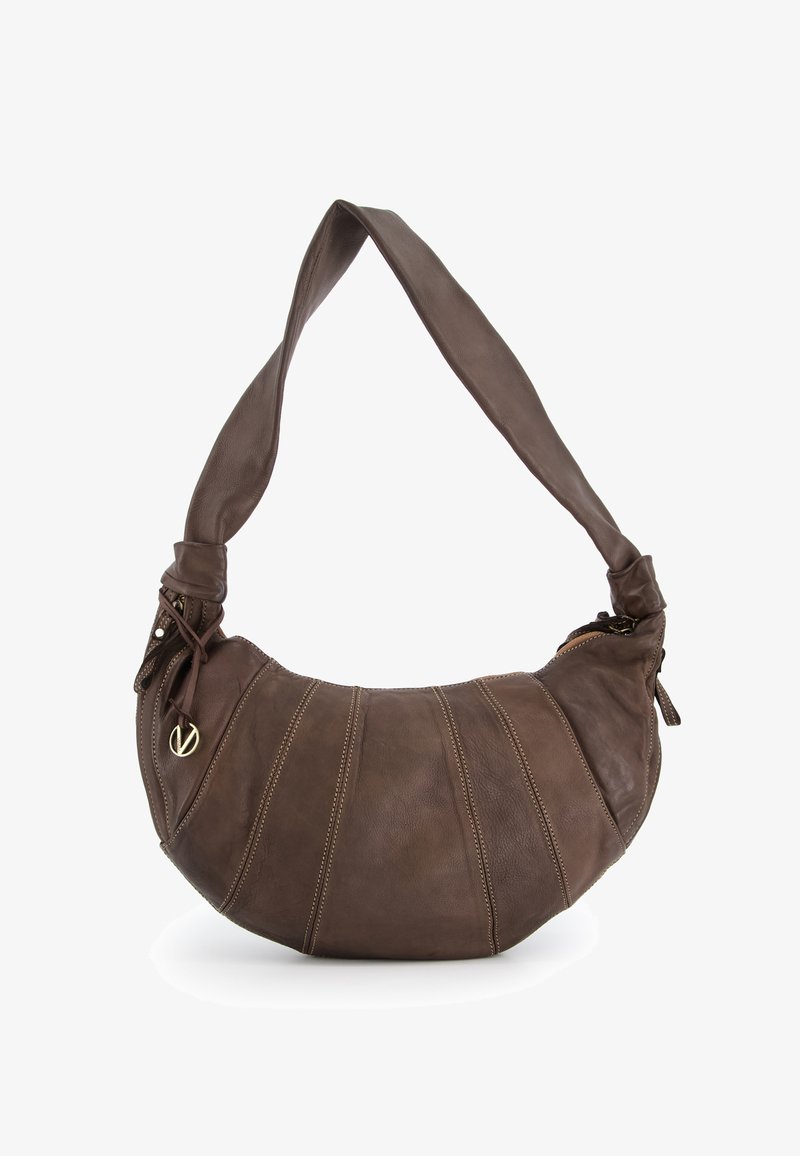 Brun læder hobo taske med en buet form, dekorativ syning og en bred rem. Har lynlås lukning og guld-tonet logo accent.