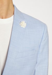 Isaac Dewhirst THE FASHION SUIT  - Odijelo - light blue