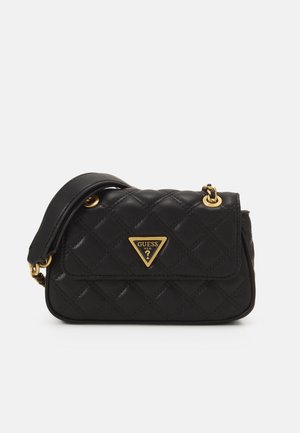Sac à bandoulière en cuir matelassé noir avec bretelles chaîne dorée et logo triangulaire Guess doré sur le rabat avant.