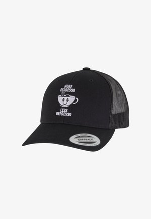 Fekete snapback sapka hálós hátlappal, fehér hímzett szöveggel és egy karton kávéscsésze mintával. A szöveg így szól: "Több espresso, kevesebb depresso."