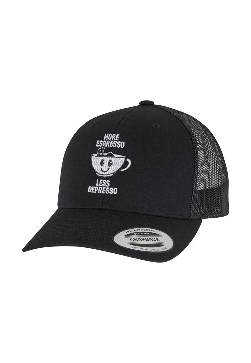 Casquette noire à visière plate avec un dos en mesh, arborant un texte brodé blanc et un design de tasse de café en cartoon. Le texte indique : "Plus d'Espresso, moins de Dépresso."