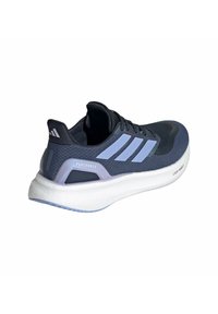 Scarpa sportiva con un upper in rete blu scuro, accenti blu chiaro, suola intermedia bianca e suola esterna testurizzata. Presenta il logo a tre strisce sul lato.