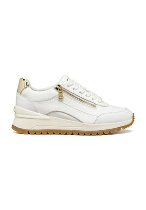 Sneaker in pelle bianca con suola beige, zip dorata e dettaglio sul tallone, e lacci bianchi, mostrata di profilo su sfondo bianco.