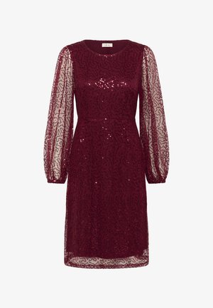 Bordowa sukienka z teksturowanej, cekinowej tkaniny i przezroczystymi, bufiastymi rękawami. Okrągły dekolt, długość midi, dopasowany korpus i zwiewna spódnica.