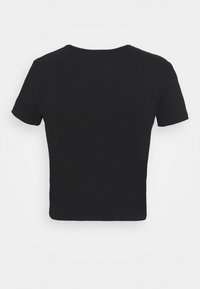 Svart bomull t-shirt med korta ärmar, rund halsringning och en cropped design. Slät textur utan synliga mönster eller hårdvarudetaljer.