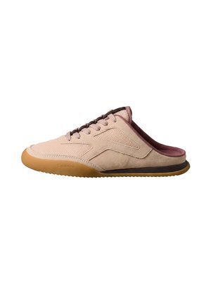 Slip-On Sneaker mit hellrosa Velours- und Mesh-Obermaterial, braunen Schnürsenkeln, gepolstertem Kragen und Gummisohle.