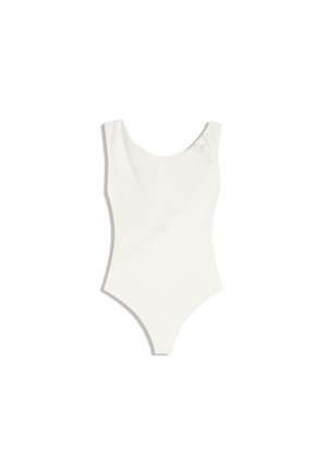 Biały, bezrękawnik jednoczęściowy strój kąpielowy z dekoltem typu karo i wysokimi wycięciami na nogi, prezentowany na jednolitym białym tle.