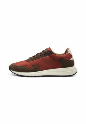 Herre lavt sneakers i brun og rust rød med snørelukning og hvid sål, mærket "BOSS" på siden.